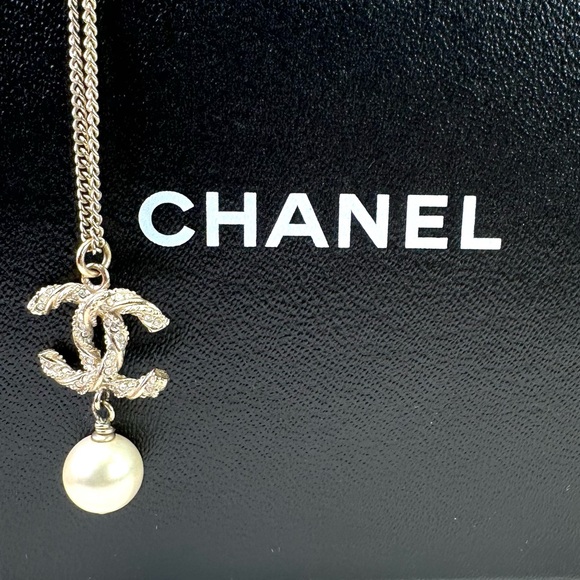 Chanel Gold and Pearl Pendant Necklace - Picture 2 of 12